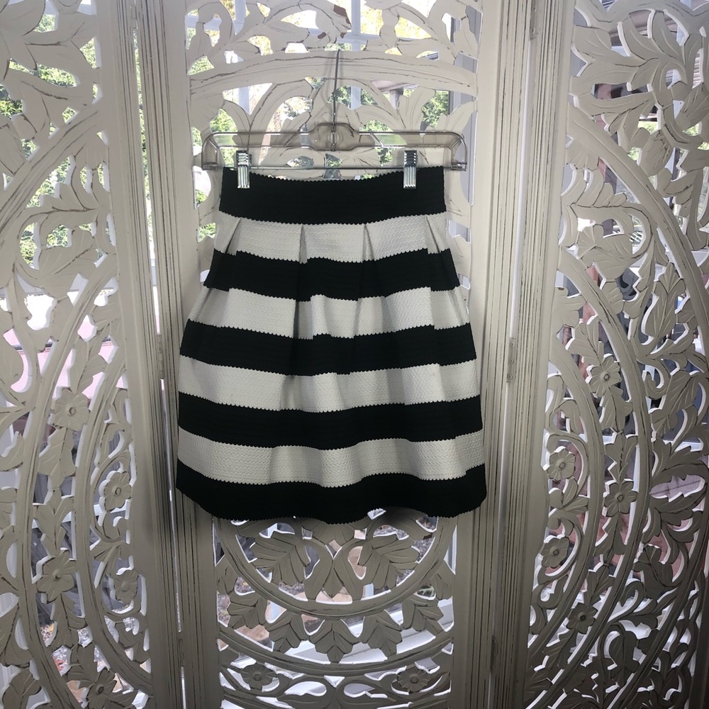 EXPRESS Black and White pleated skirt